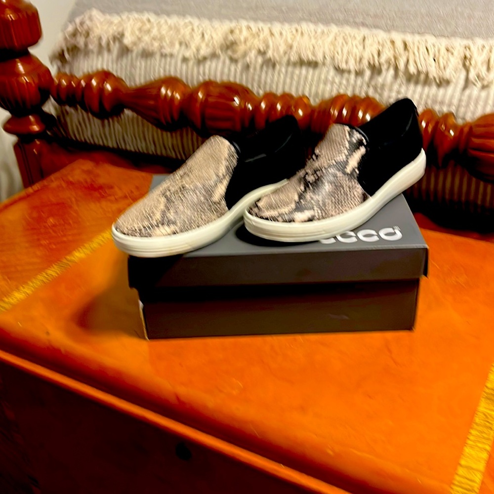 ECCO Comfort Slip On in Limestone/Black leather Sneaker